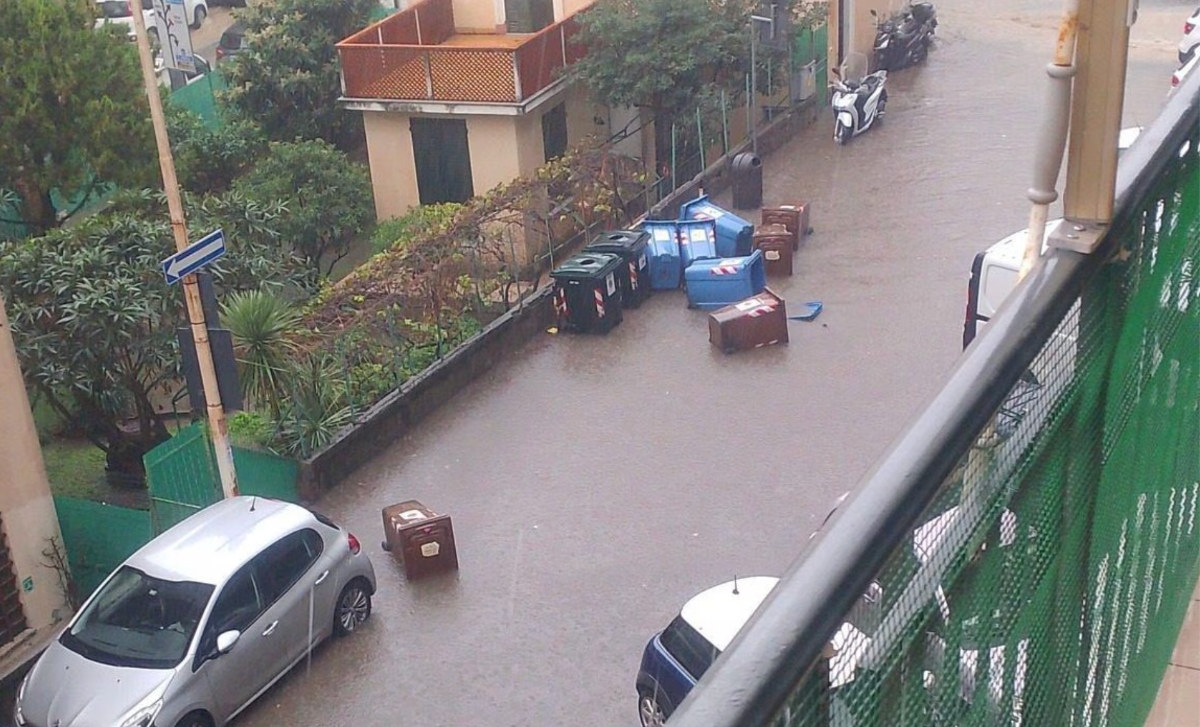 Bomba d’acqua si abbatte sull’Italia: strade allagate e tombini saltati Bomba d’acqua si abbatte sull’Italia: strade allagate e tombini saltati