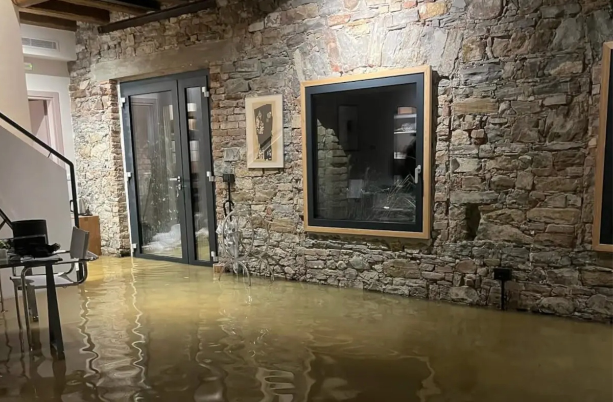 aiuto uscite subito il famoso ristorante sommerso in pochi minuti poi l8217accusa al governo da Tvzap.it aiuto uscite subito il famoso ristorante sommerso in pochi minuti poi l8217accusa al governo