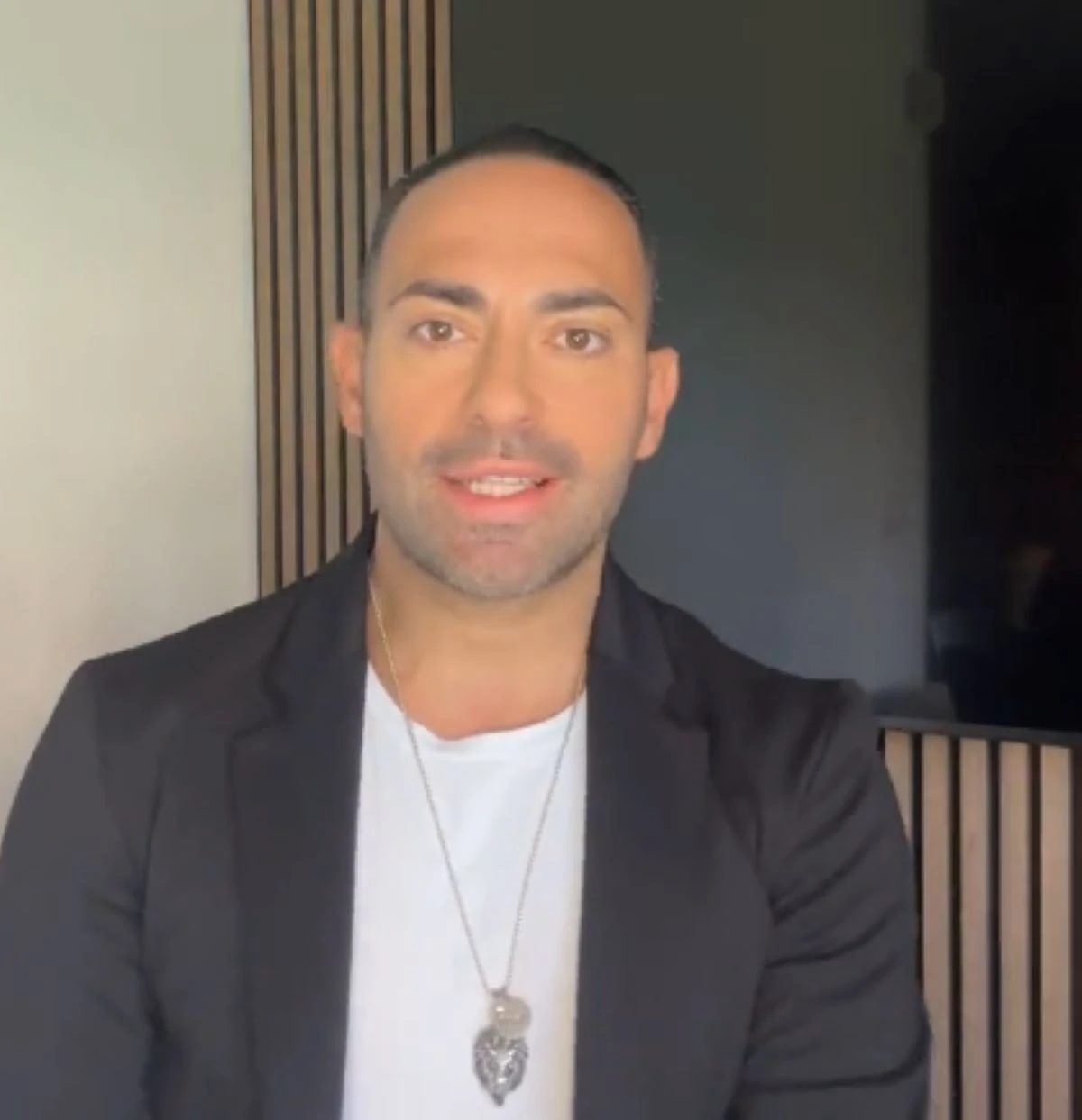 Stefano Oradei mostra il suo tatuaggio di coppia con Manila Nazzaro