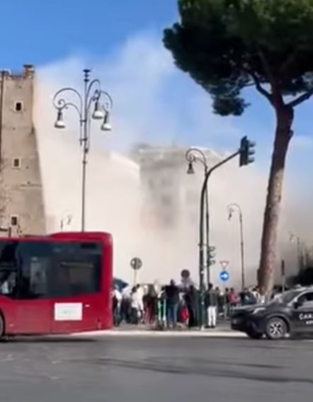 Crolla lo storico edificio a Roma, caos e paura: “Persone rimaste sotto” (VIDEO)