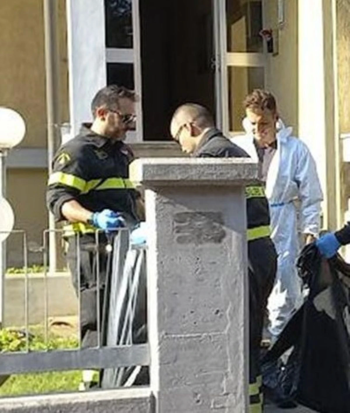 Forze dell'ordine e soccorritori all'esterno dell'abitazione di Singh Surgit, Luzzara