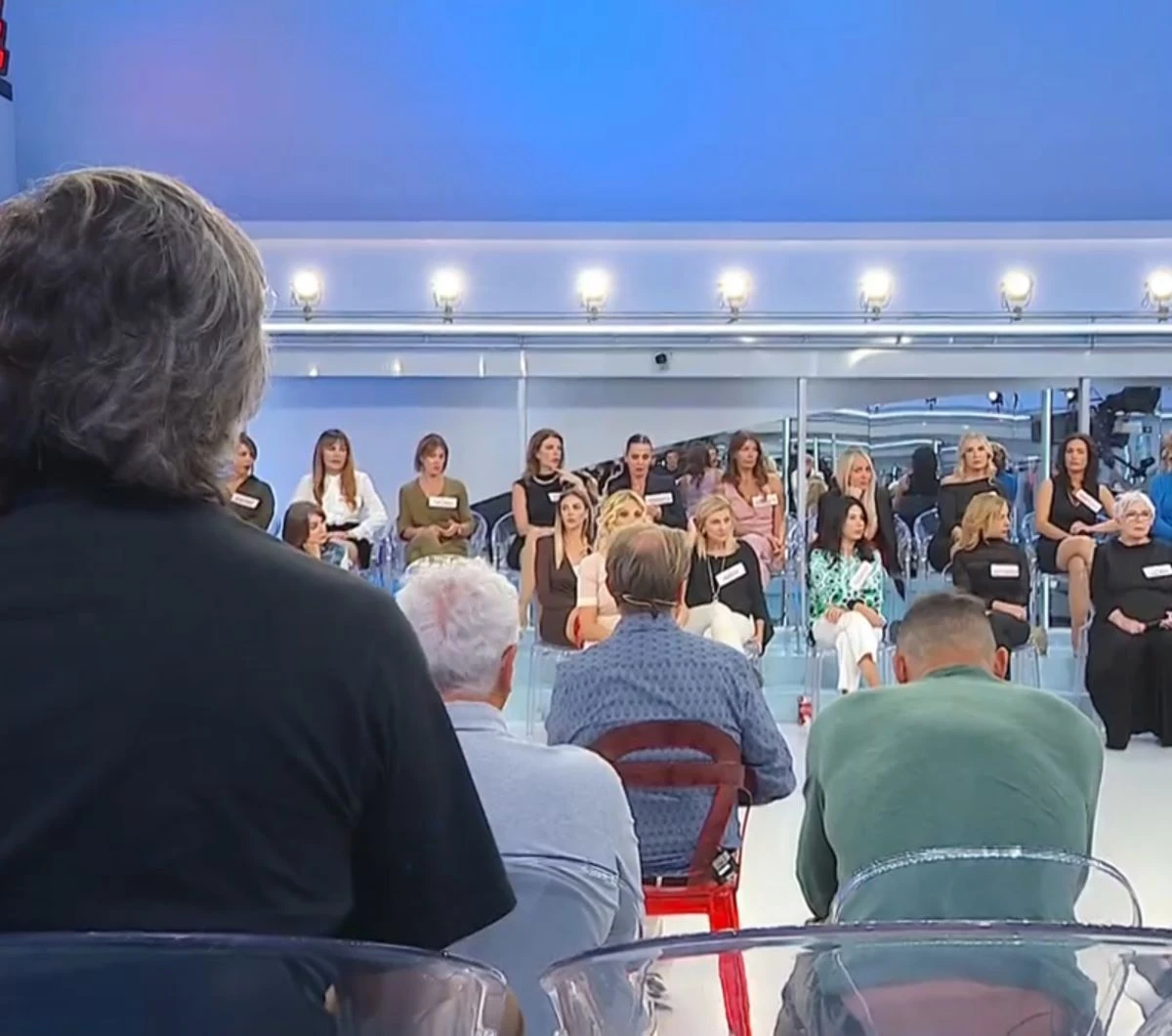 Il cast di Uomini e Donne tra discussioni e addii clamorosi