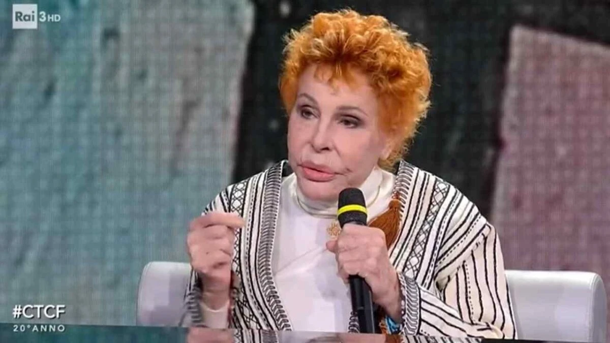 Ornella Vanoni elegante e intensa, ritratta in uno degli ultimi scatti pubblici
