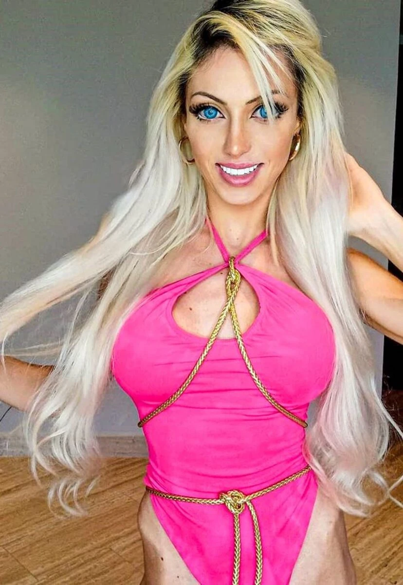 Primo piano di Barbara Jankavski Marquez, famosa per le sue trasformazioni estetiche