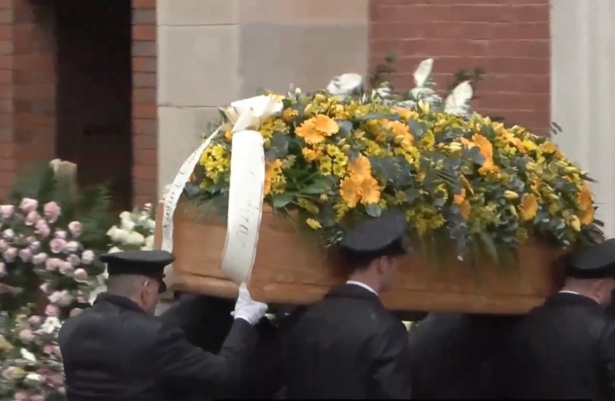 Pubblico e artisti alla cerimonia funebre di Ornella Vanoni