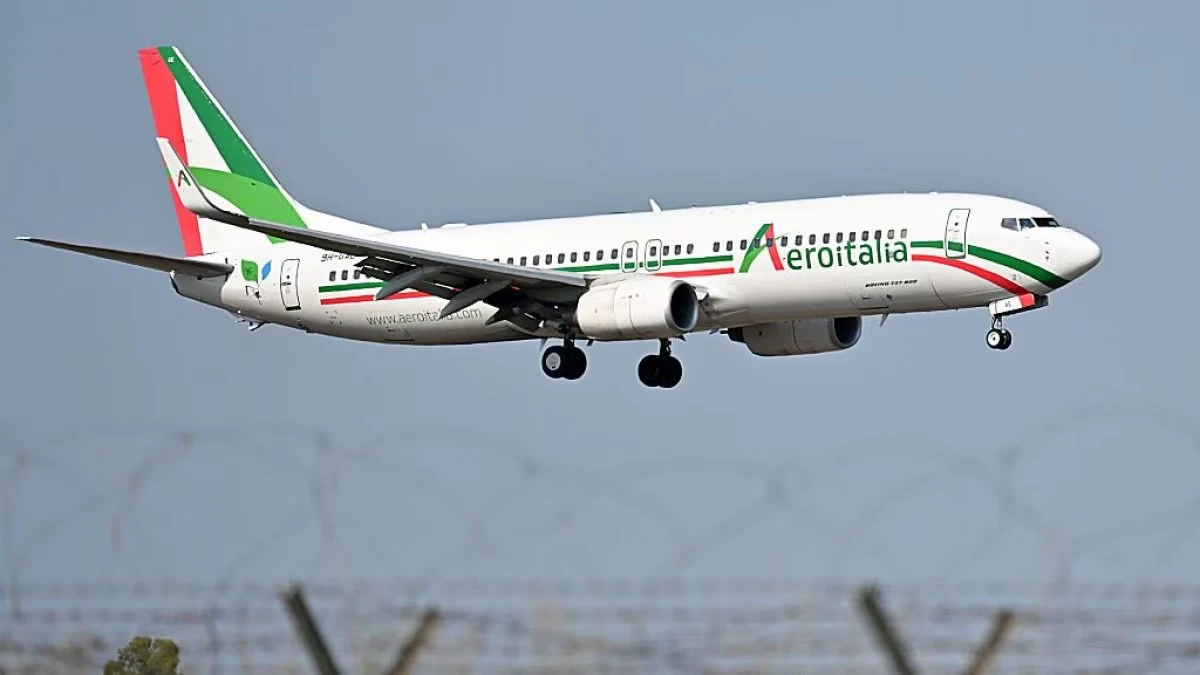 Aereo Aeroitalia parcheggiato all'aeroporto di Cagliari