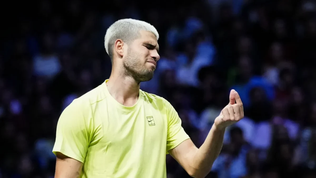 Primo piano di Carlos Alcaraz durante una partita di tennis