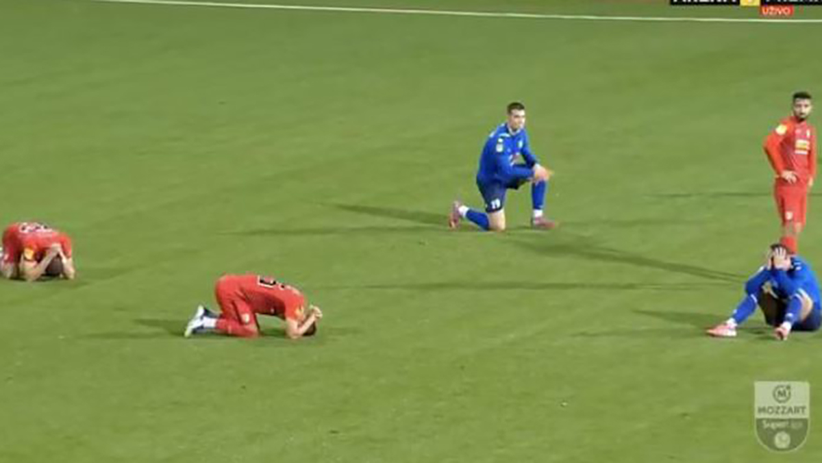 Calcio sotto shock, crolla in campo durante la partita e muore: giocatori sconvolti (VIDEO)