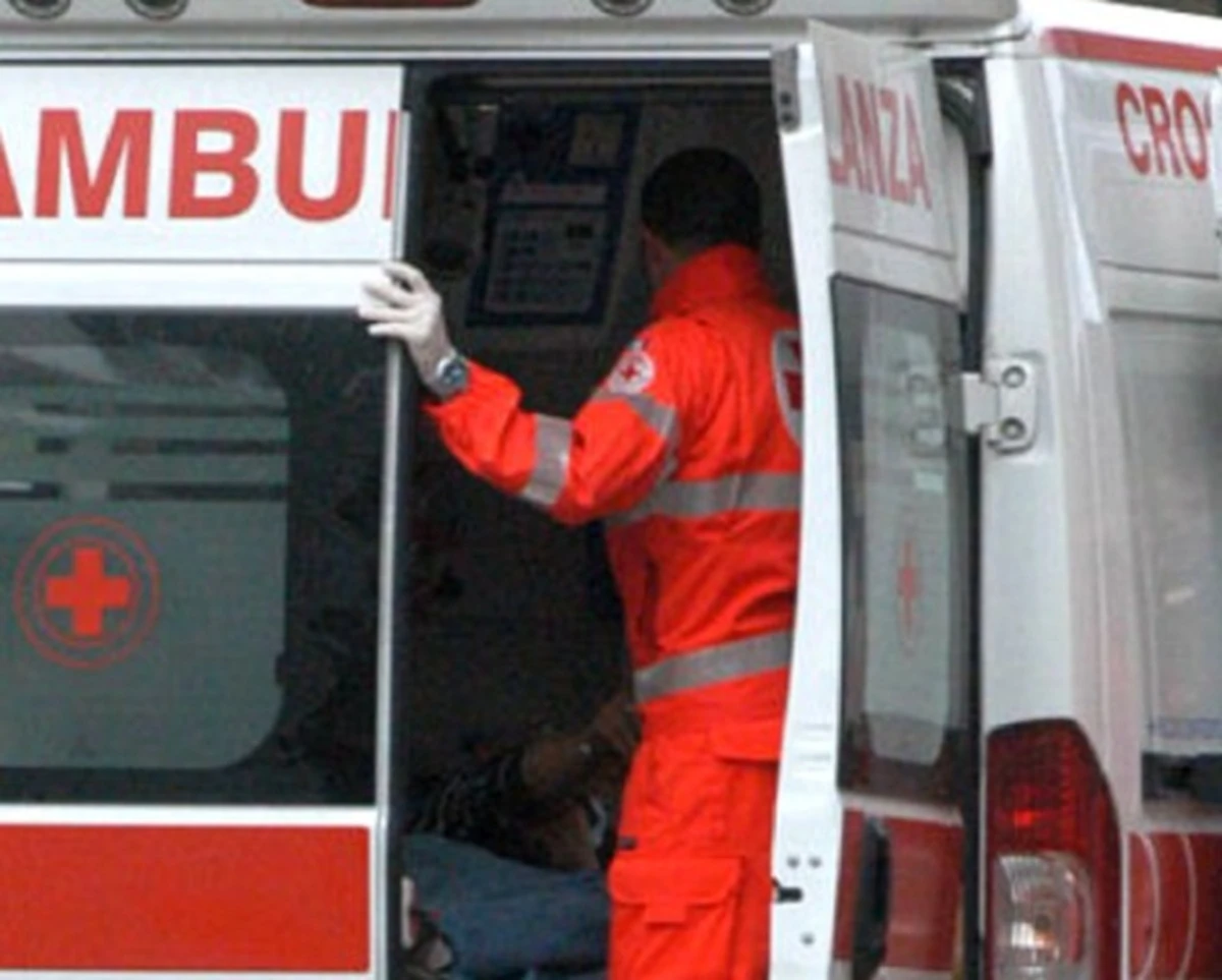 Ambulanza presente sul luogo dell'incidente all'asilo di Bibbiena