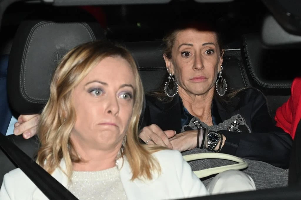 Arianna e Giorgia Meloni insieme a un evento istituzionale