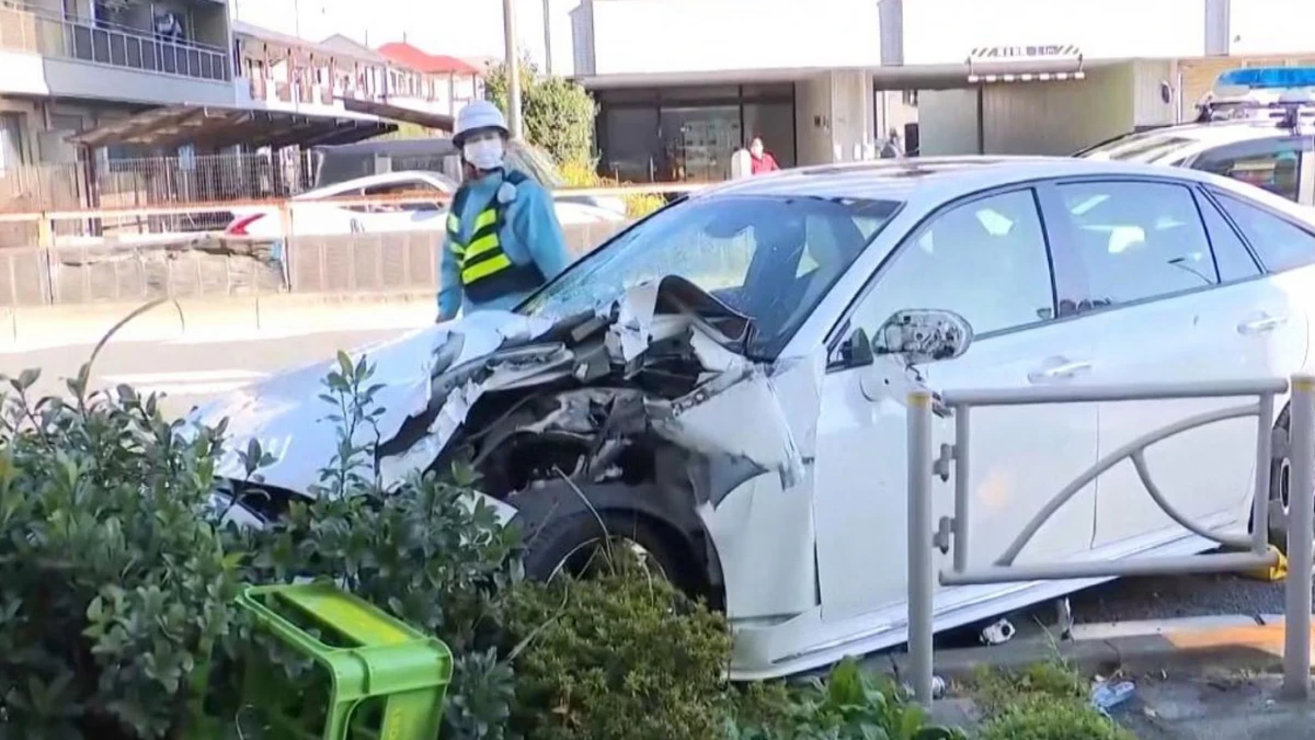 Auto coinvolta nell'incidente a Tokyo, detriti e transenne sul luogo dell'impatto
