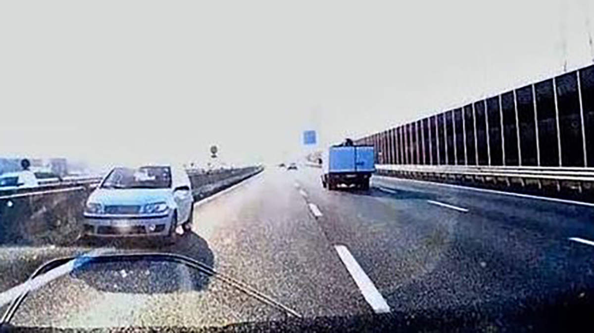 Terrore in autostrada, contromano scatena il panico in Italia: il video da brividi (VIDEO)