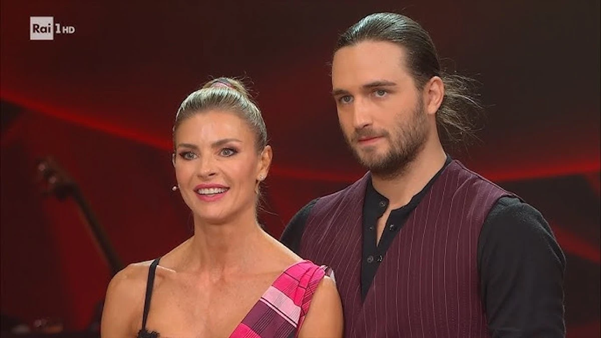 Luca Favilla si nasconde tra le poltrone durante le prove di Ballando con le stelle