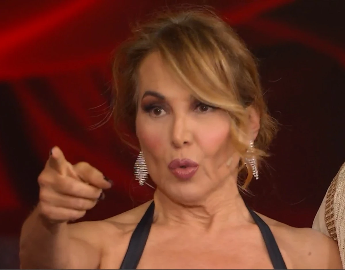 Barbara D'Urso con espressione seria sul palco
