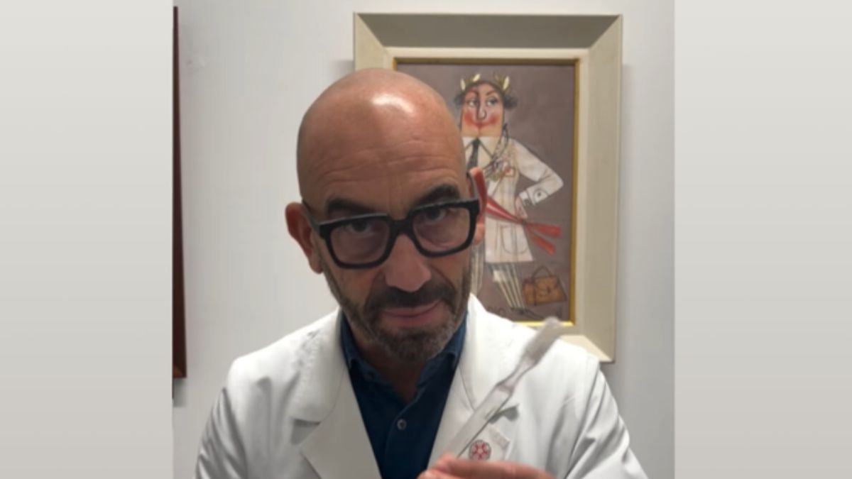 “Attenti allo spazzolino”: Bassetti, l’avvertimento dell’infettivologo mette i brividi “Attenti allo spazzolino”: Bassetti, l’avvertimento dell’infettivologo mette i brividi
