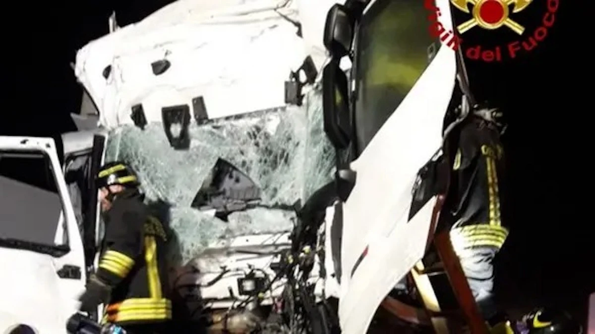 Mezzi di soccorso sul luogo dell'incidente notturno sulla A1