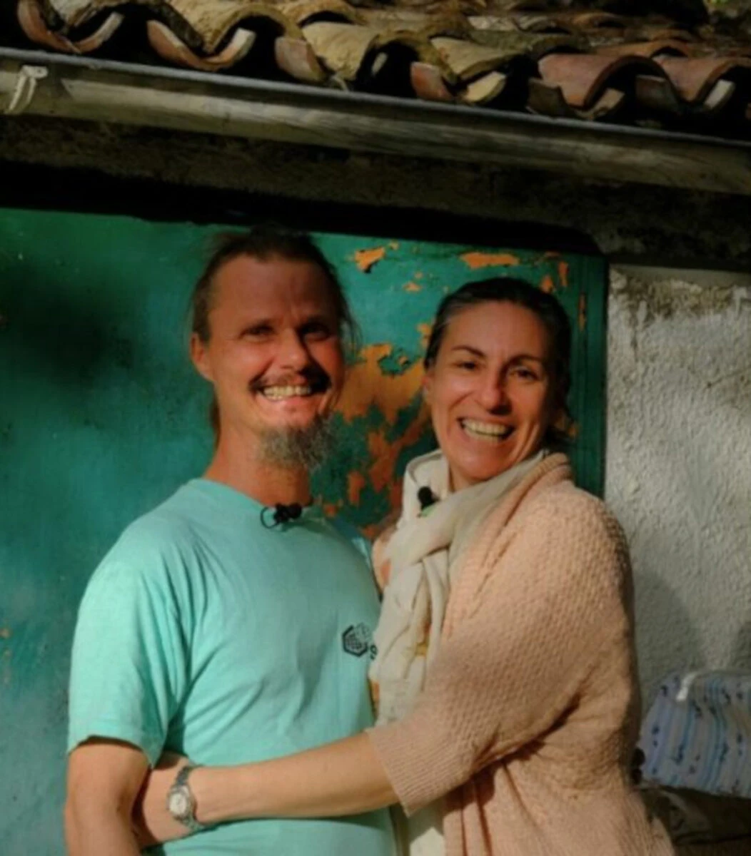 Incontro comunitario all'aperto con famiglie e bambini