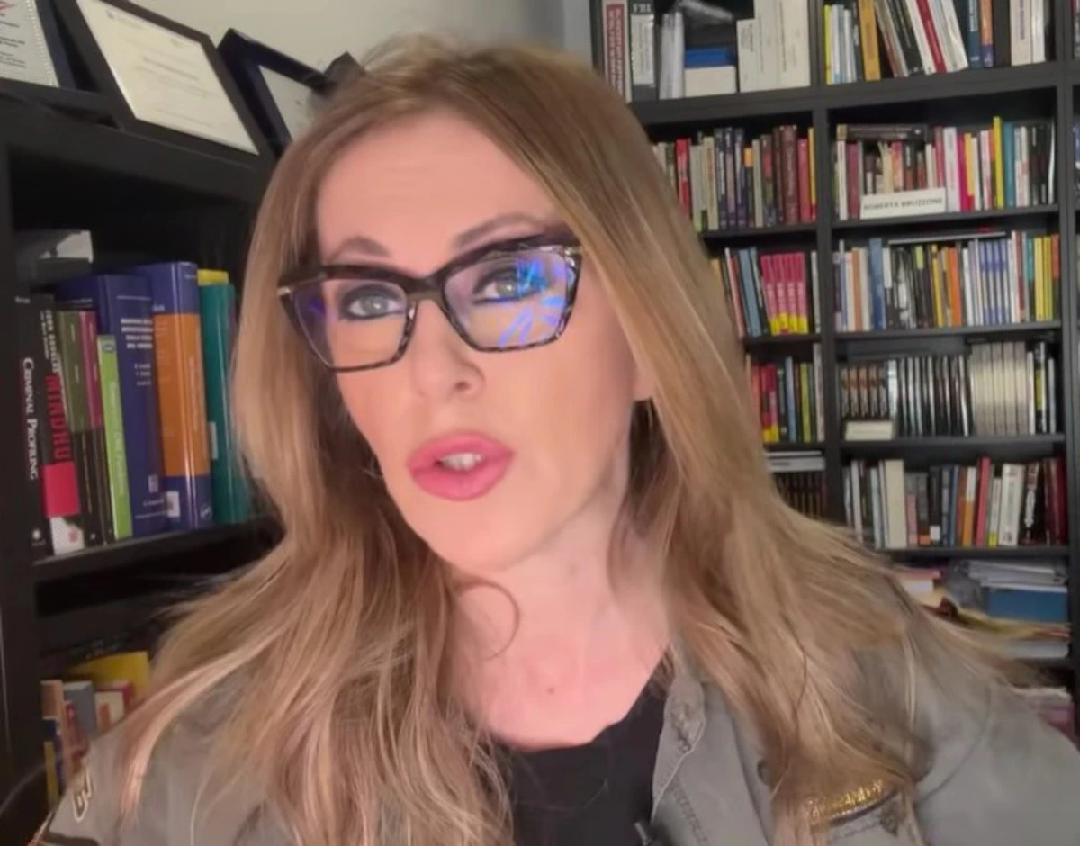 Roberta Bruzzone espressione sorpresa in studio