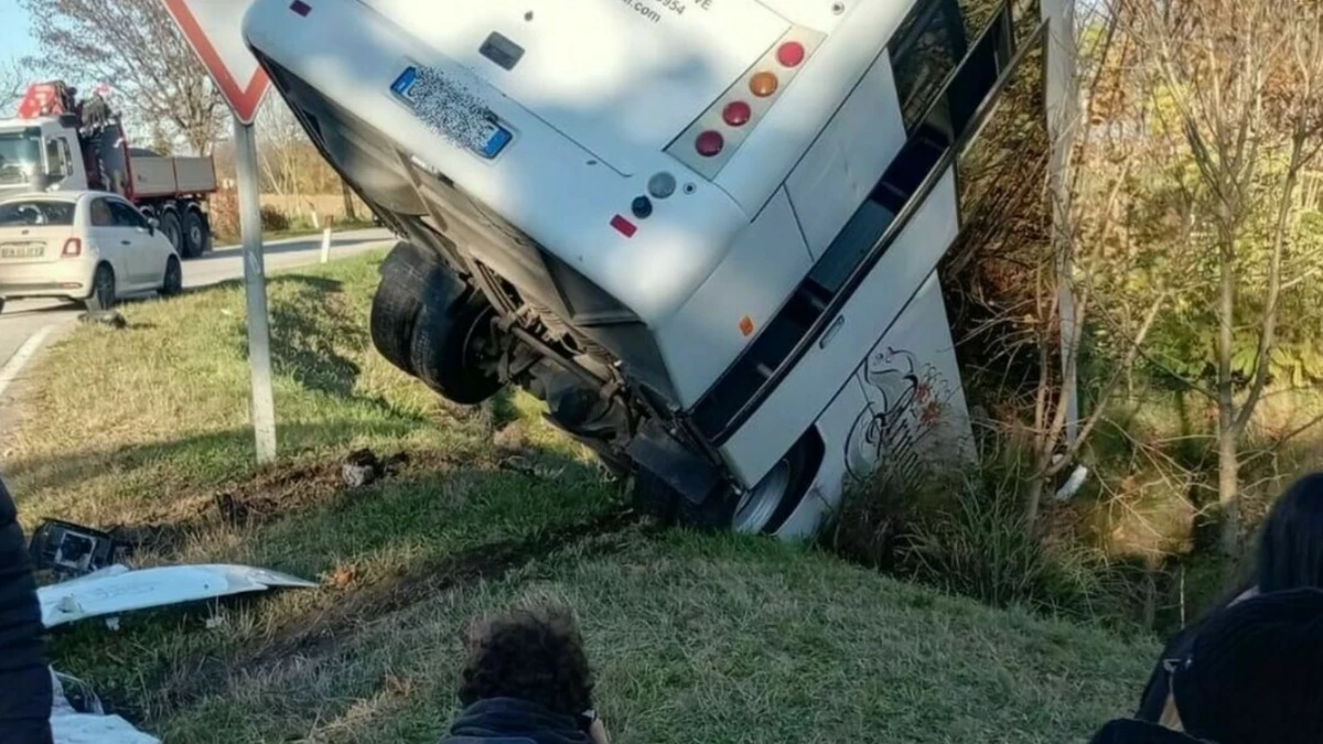 Immagine del bus scolastico coinvolto nell'incidente a Sesto al Reghena
