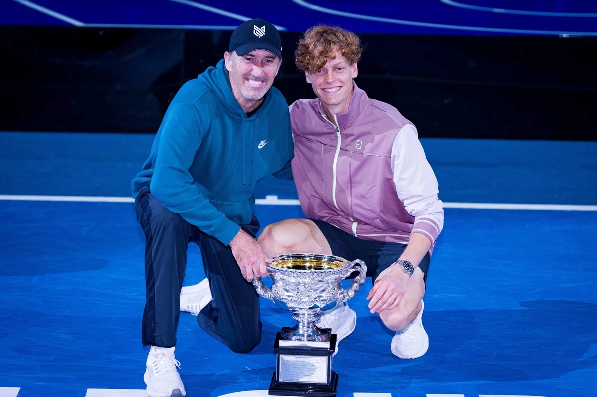 Darren Cahill e Jannik Sinner festeggiano la vittoria