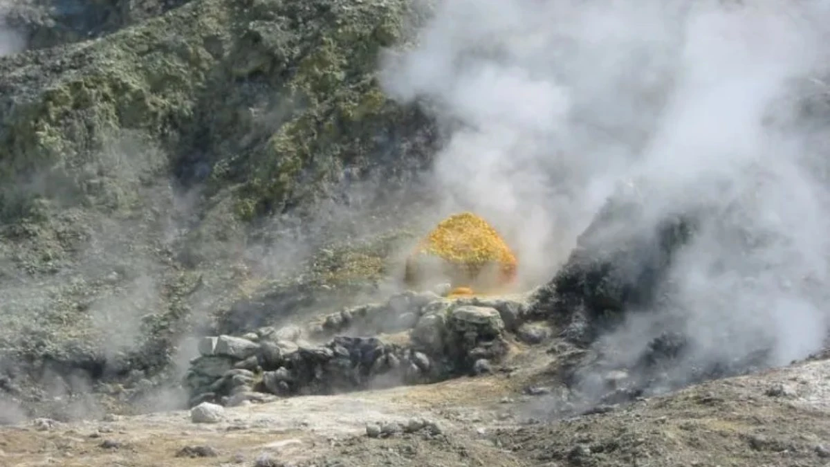 Veduta della caldera dei Campi Flegrei, area coinvolta dall'allerta vulcanica