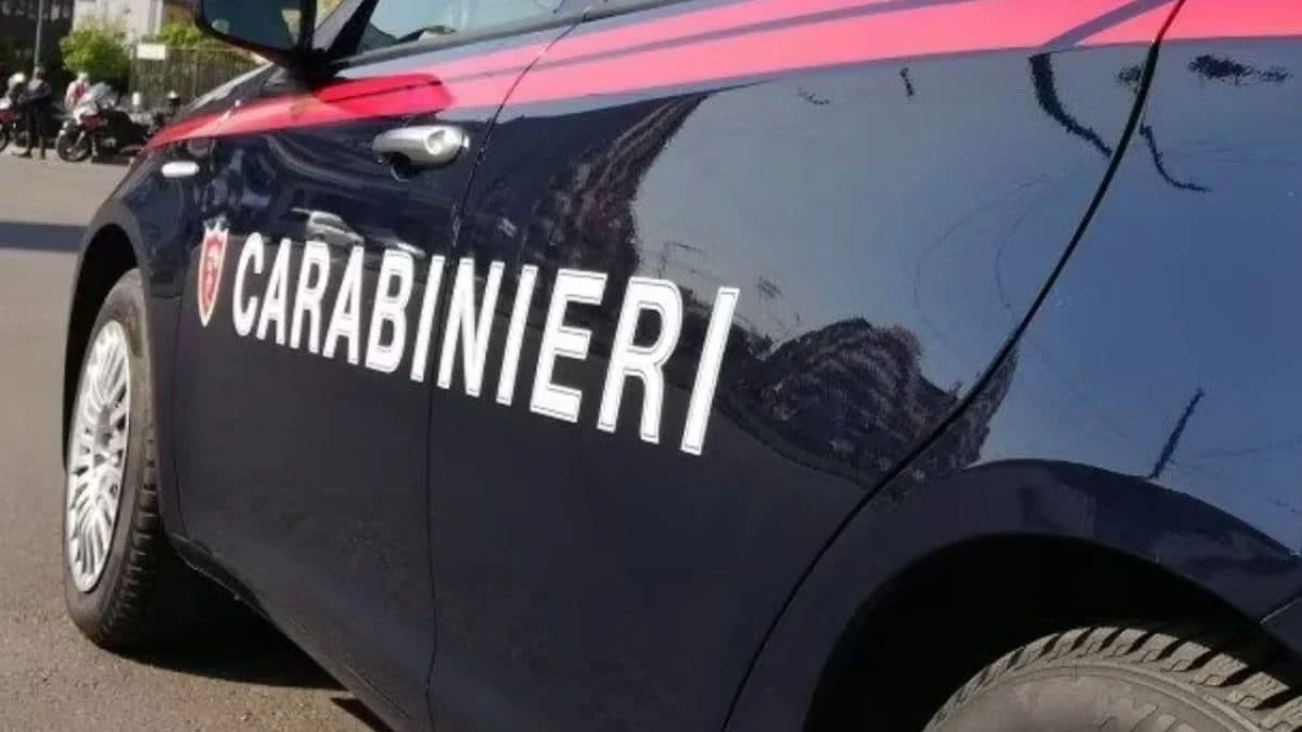 Carabinieri all'esterno dell'abitazione