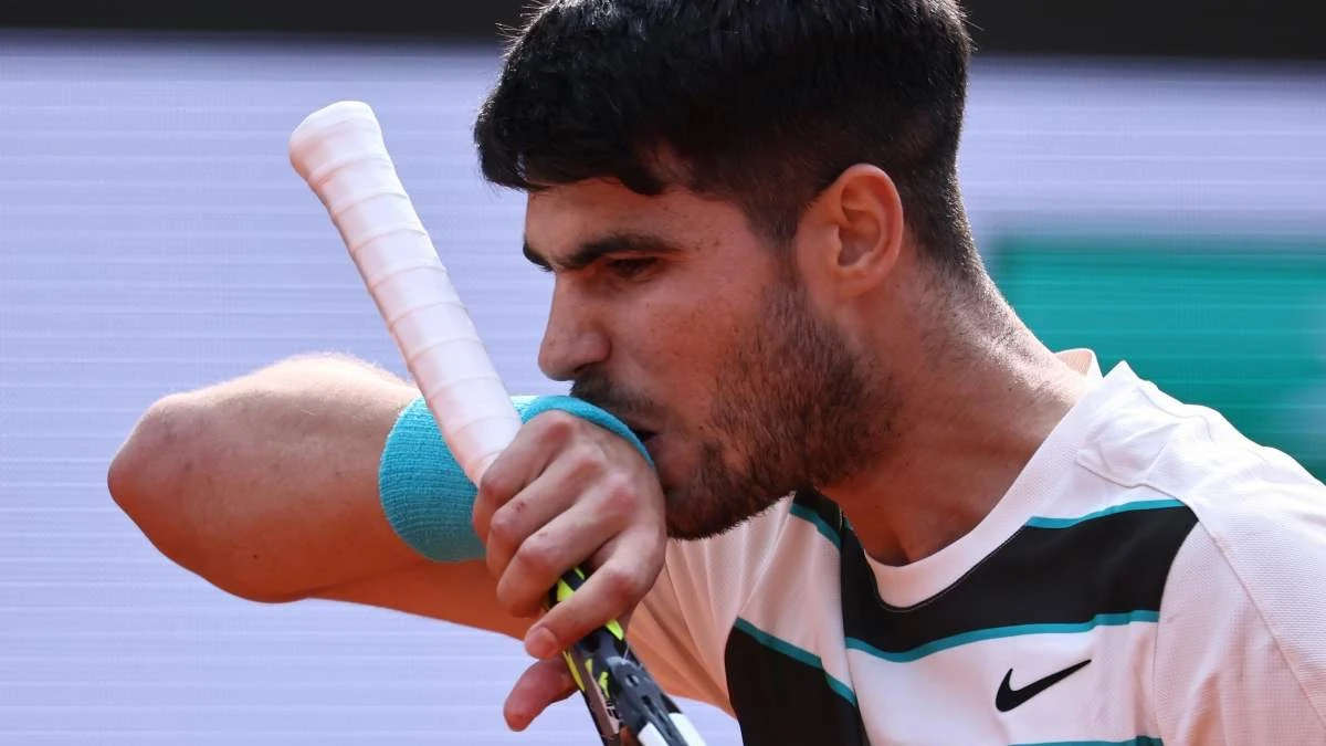 Carlos Alcaraz in azione durante un match di tennis