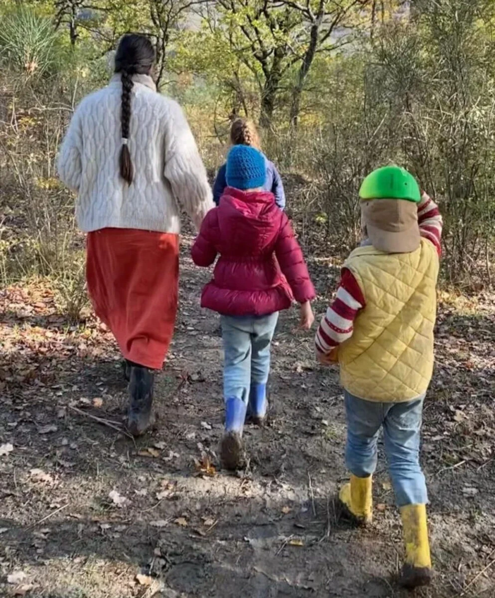 Interno della casa in legno dove viveva la famiglia coinvolta nel caso dei bambini nel bosco