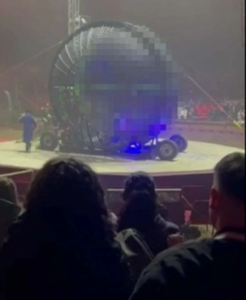 Interno del circo durante lo spettacolo acrobatico all’Imperial Royal Circus di Sant’Anastasia