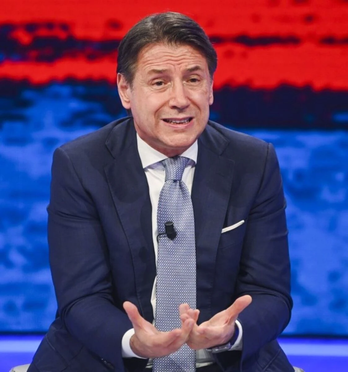 Giuseppe Conte in primo piano