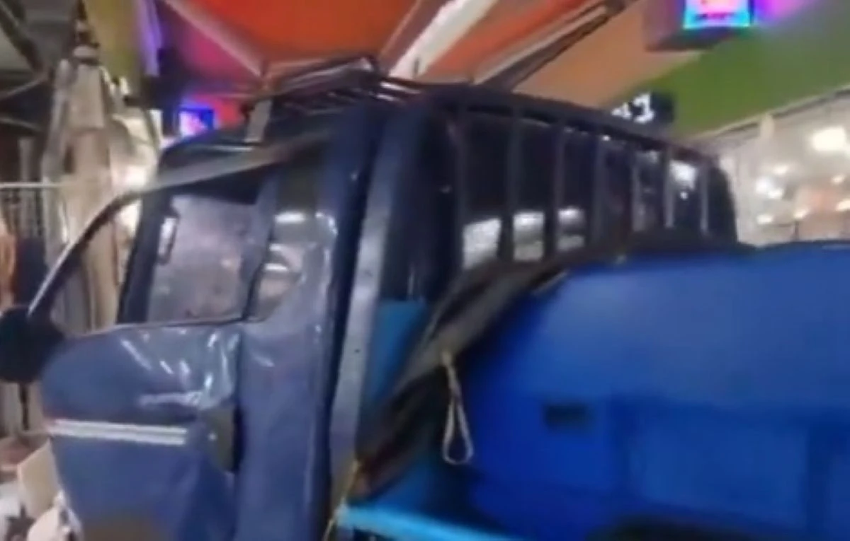 Camion a folle velocità tra le bancarelle del mercato: morti e feriti (VIDEO)