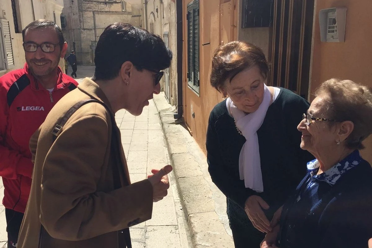 Maria Pina Digiesi durante un incontro pubblico in Puglia