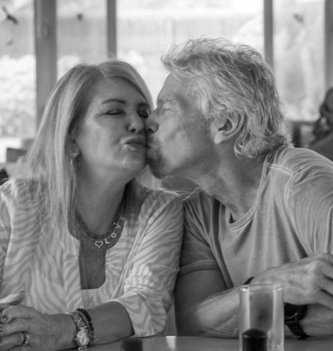 Richard Branson pensieroso, foto recente durante un evento pubblico