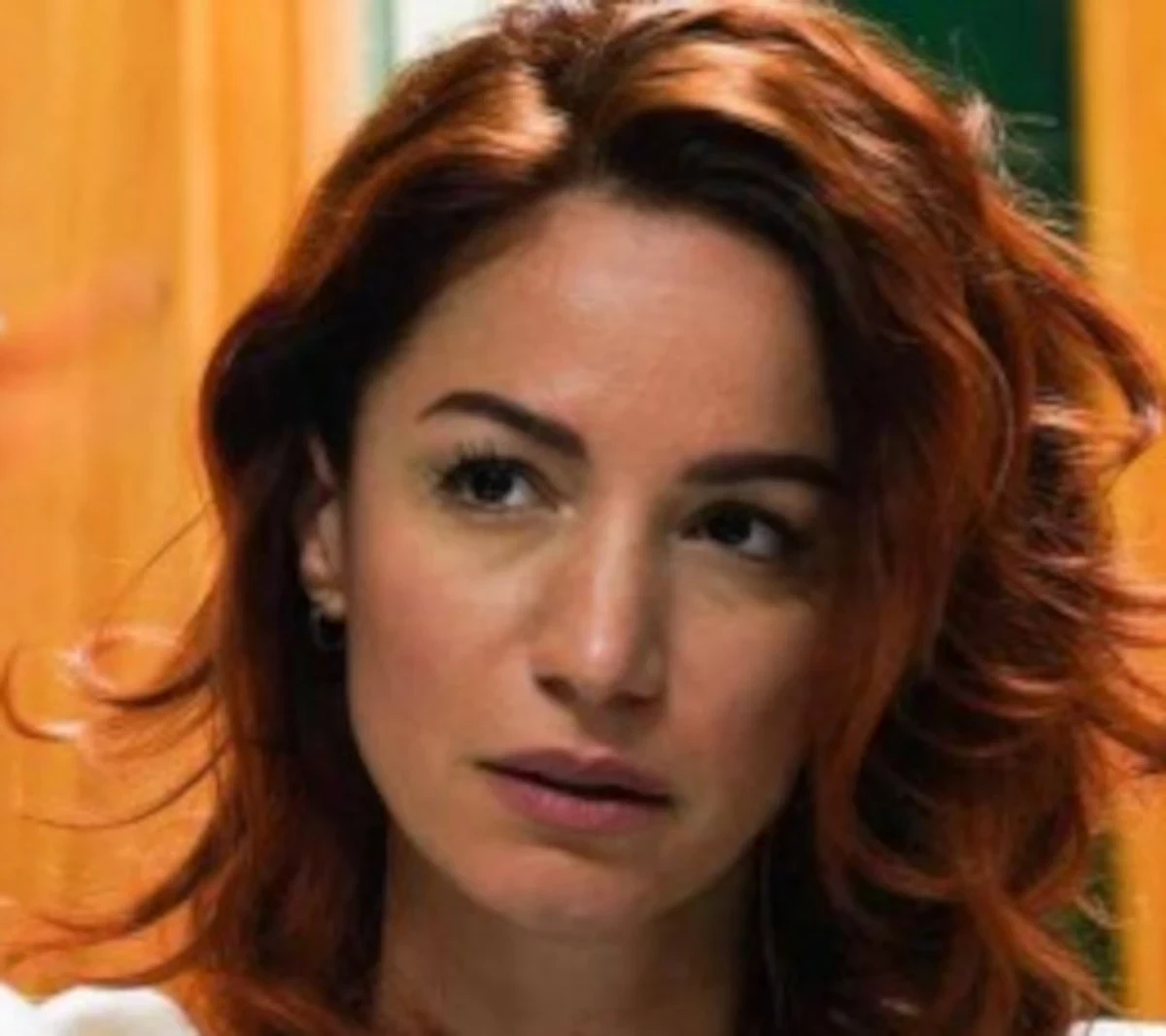 Andrea Delogu in un momento di riflessione e tristezza