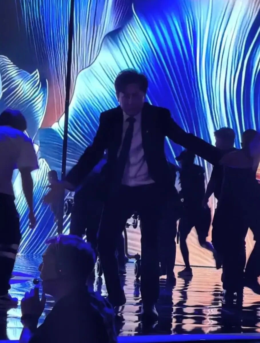 Un momento dell'intervento dei soccorsi dopo la caduta sul palco