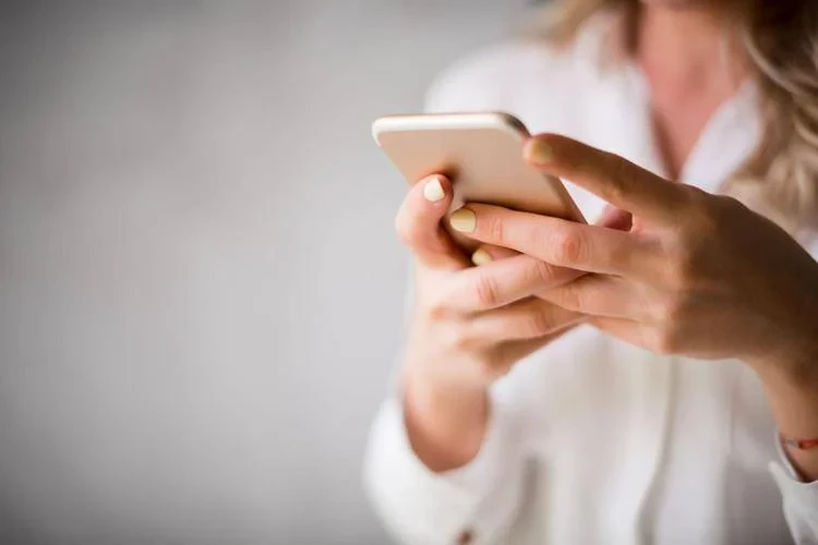 Donna che riceve una chiamata sospetta sul cellulare