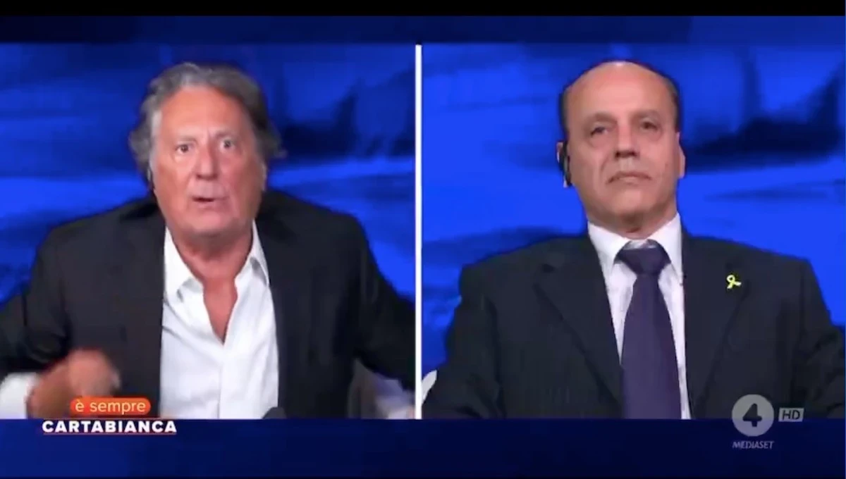 Enzo Iacchetti durante una trasmissione televisiva