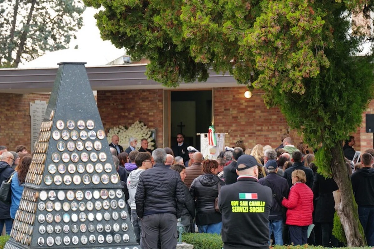 Folla riunita fuori dalla chiesa per il funerale di Evan Delogu