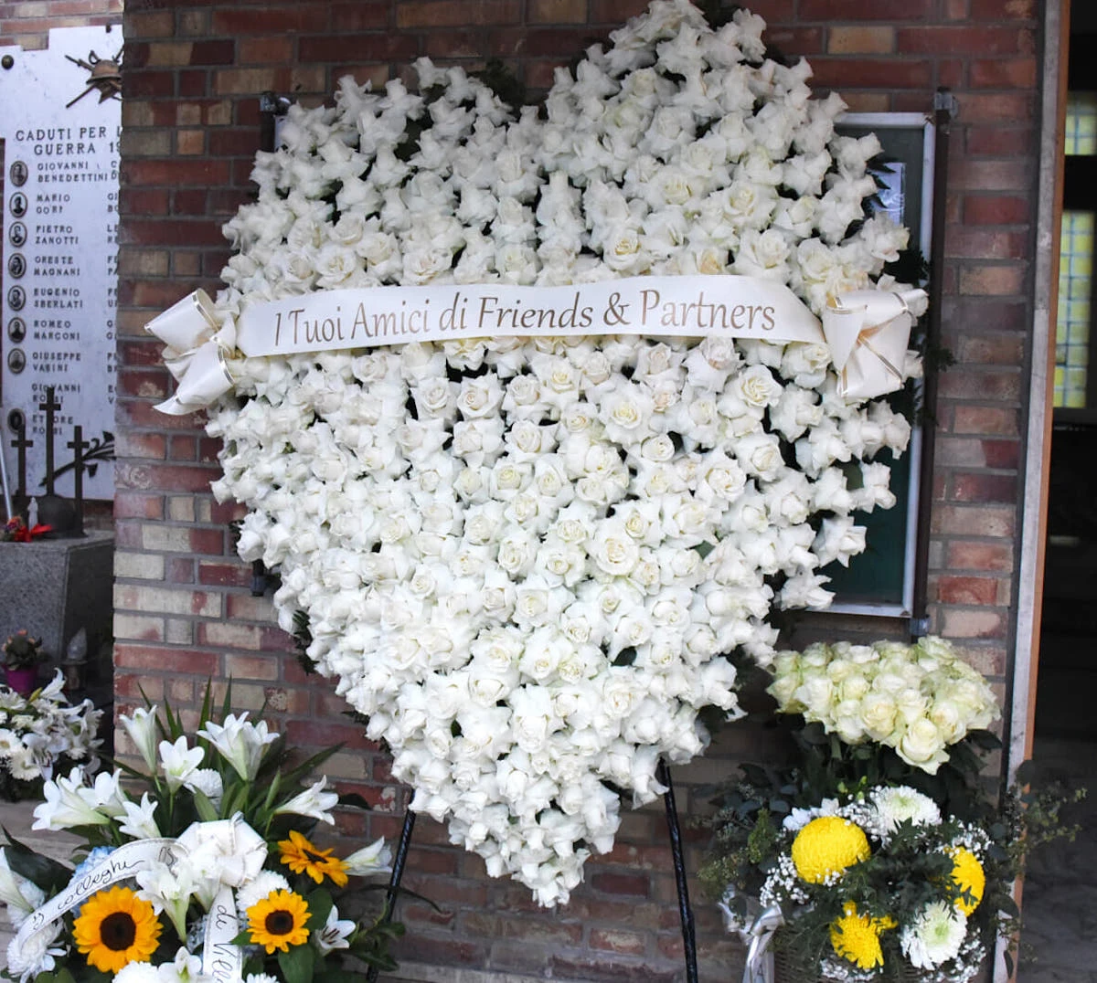 Andrea Delogu e i suoi amici al funerale del fratello Evan