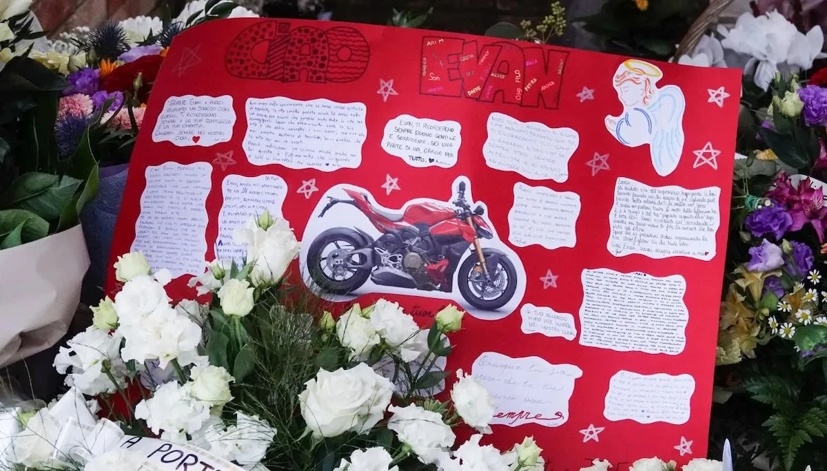 Cartellone con la foto della moto di Evan Delogu al funerale