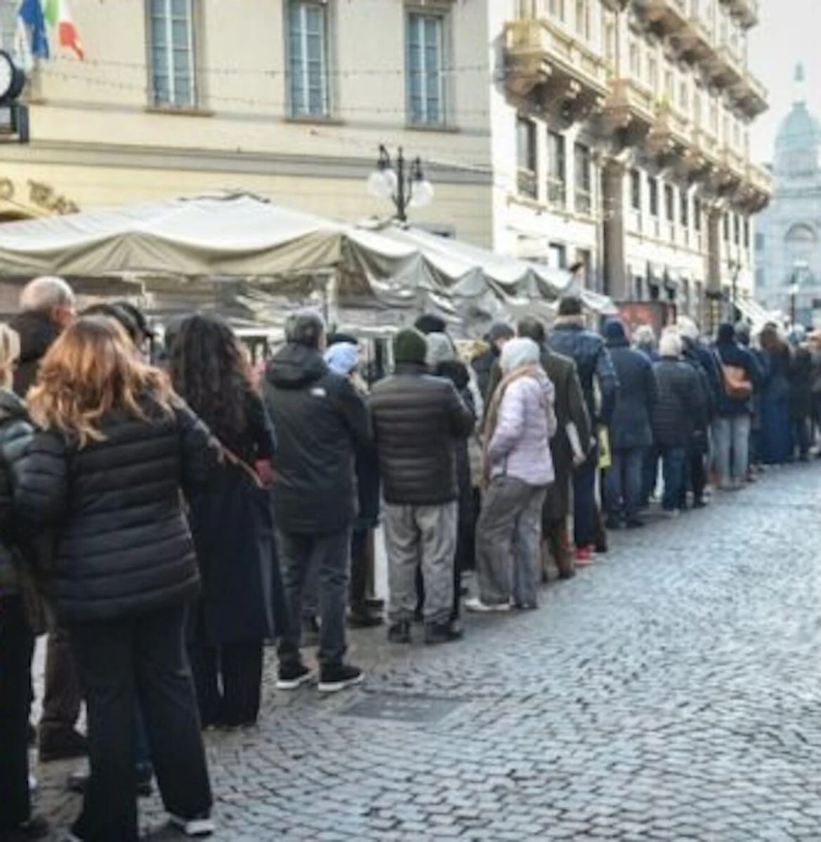 Folla commossa alla camera ardente di Ornella Vanoni al Piccolo Teatro Grassi di Milano