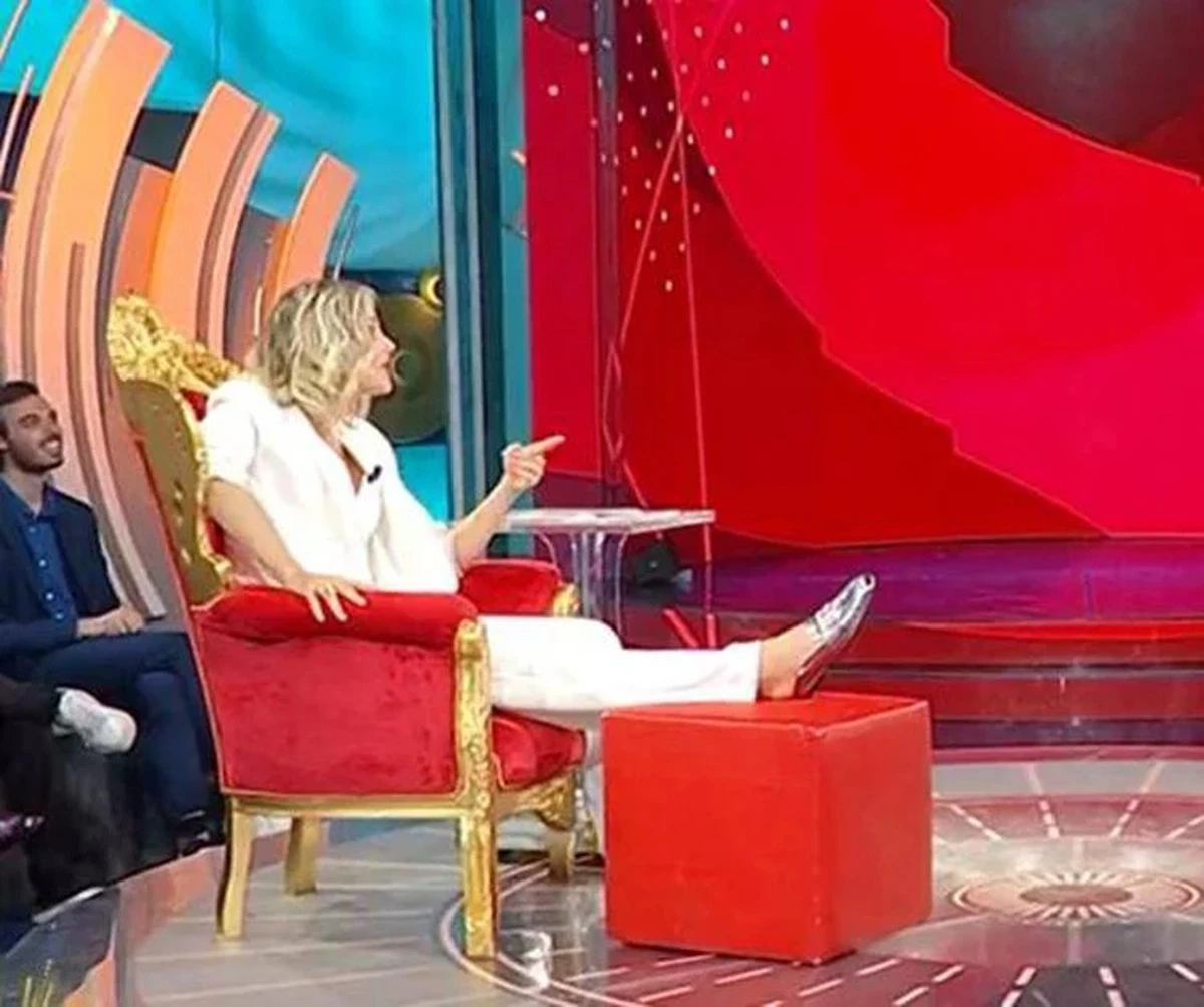 Francesca Fialdini sorridente nonostante l’infortunio