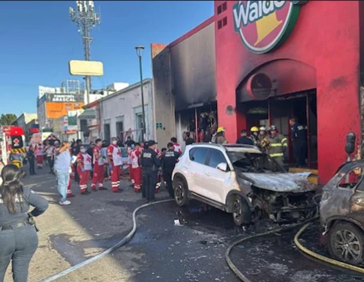 Colonna di fumo e fiamme provenienti dal supermercato durante l’incendio a Hermosillo