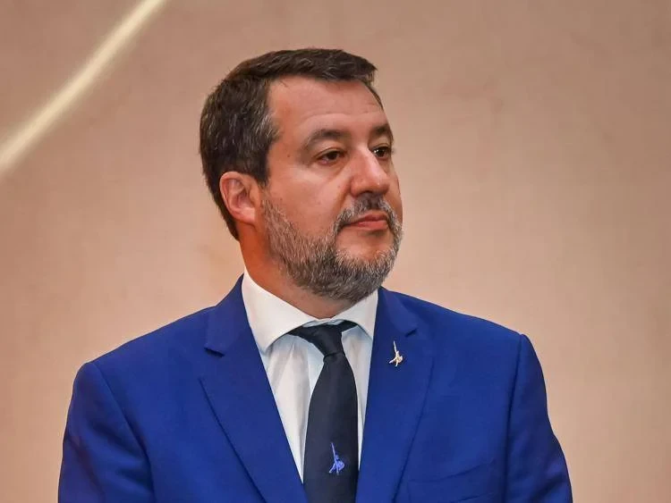 Primo piano di Matteo Salvini durante un evento politico nel 2025