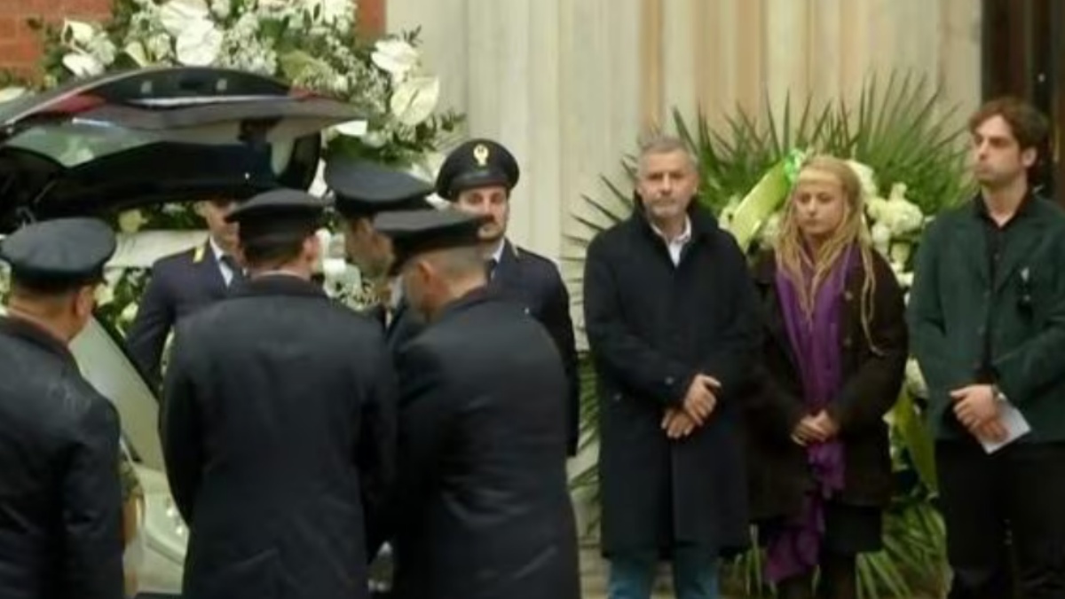 Funerali Ornella Vanoni, la chiesa gremita di gente: c’è anche il pezzo grosso