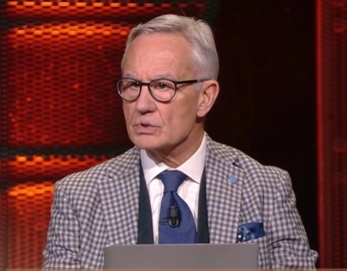 Il generale Luciano Garofano durante un'intervista televisiva