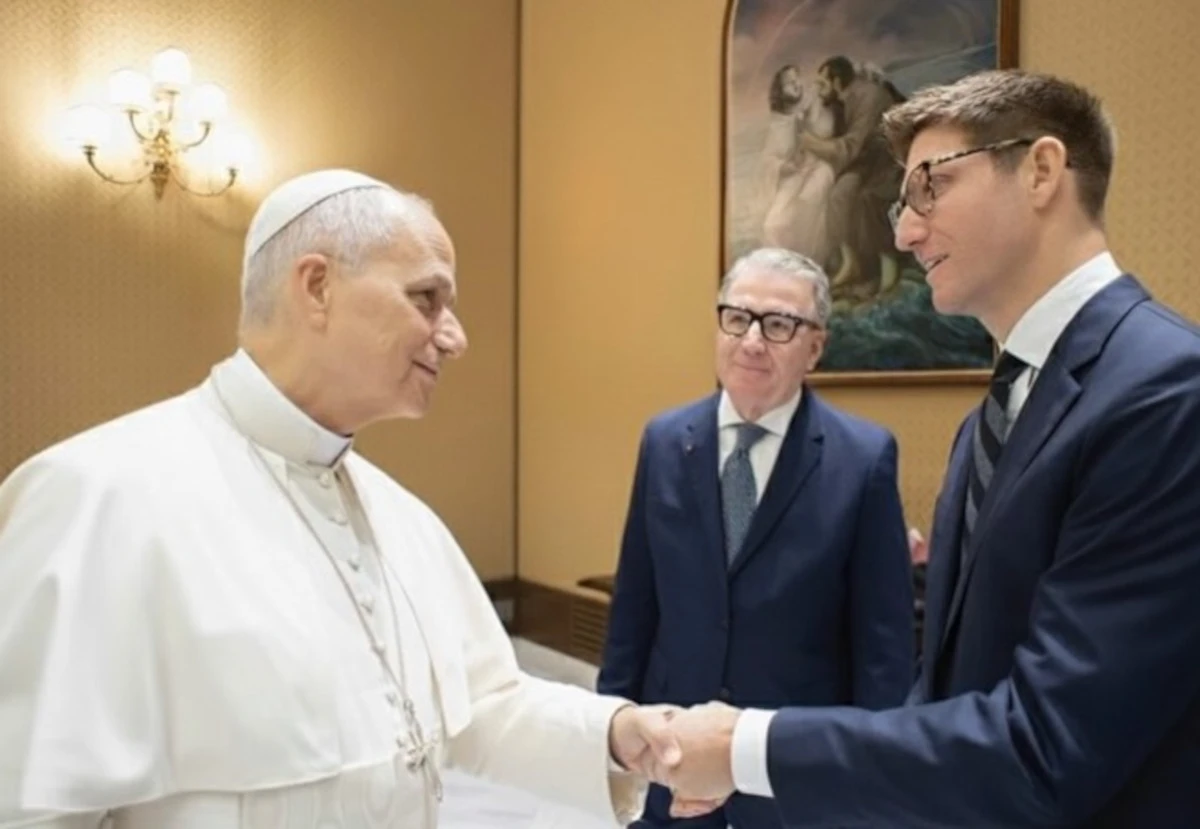 La coppia gay durante l'incontro con Papa Leone XIV