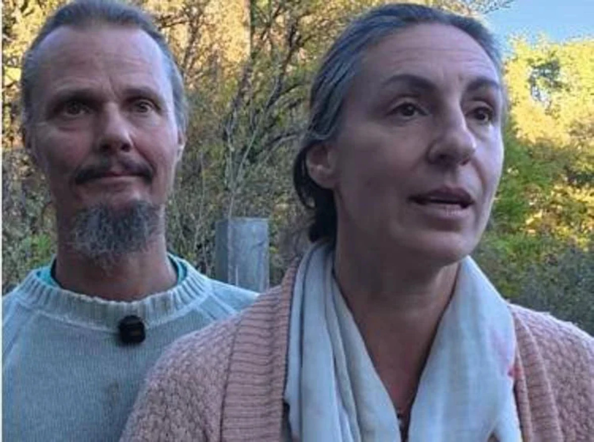 Foto dei genitori della famiglia nel bosco