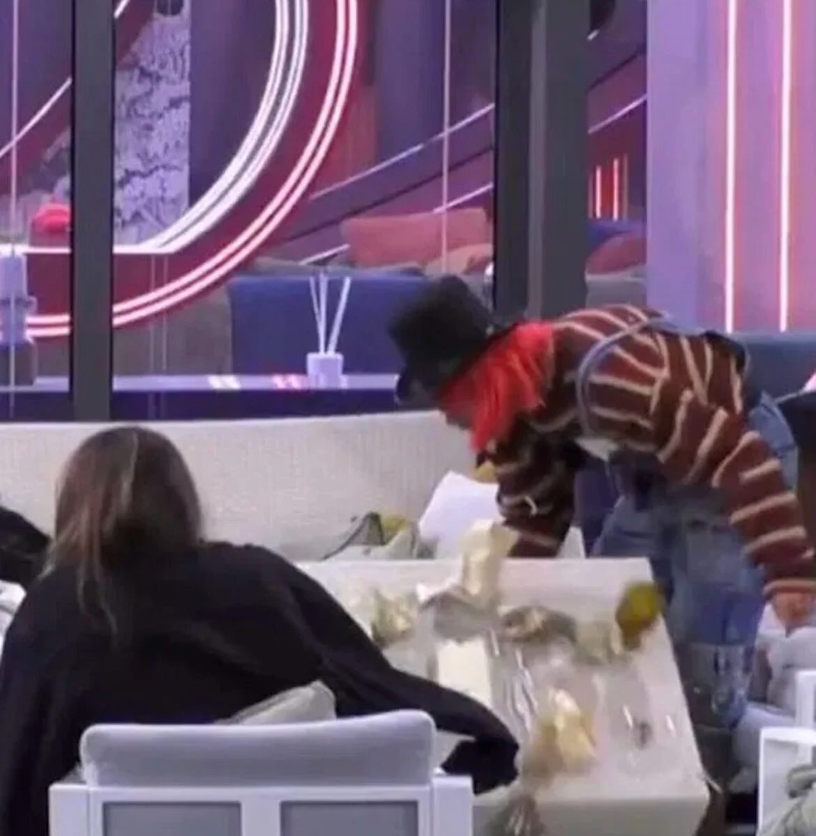 Grande Fratello, concorrenti in festa e tensione durante la notte di Halloween