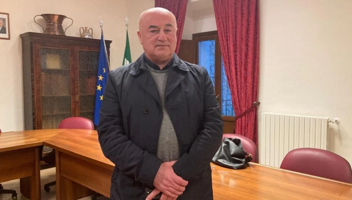 Il sindaco Giuseppe Rosario Masciulli durante una dichiarazione pubblica